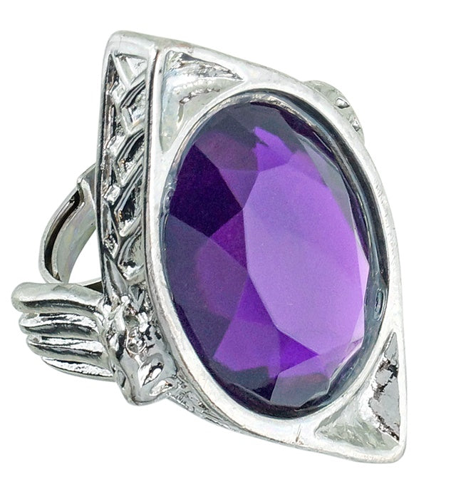 Gotischer Ring mit violettem Edelstein auf schwarzem Hintergrund