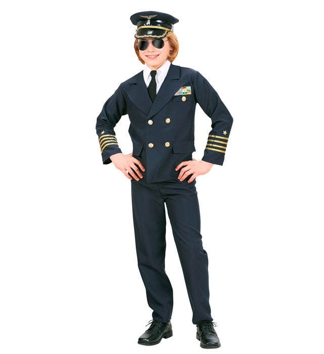 Pilot Kostüm mit Jacke, Hose, Krawattenkragen und Hut auf hellem Hintergrund