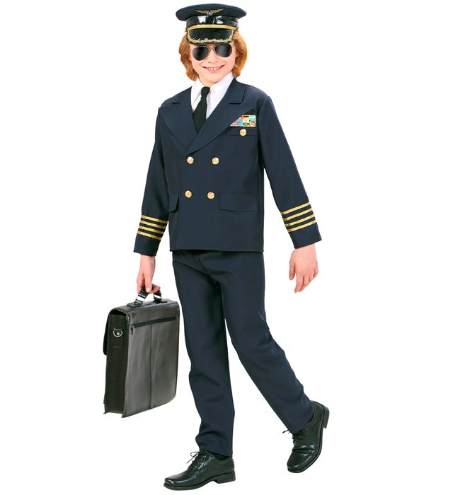 Pilot Kostüm mit Jacke, Hose, Krawattenkragen und Hut auf hellem Hintergrund