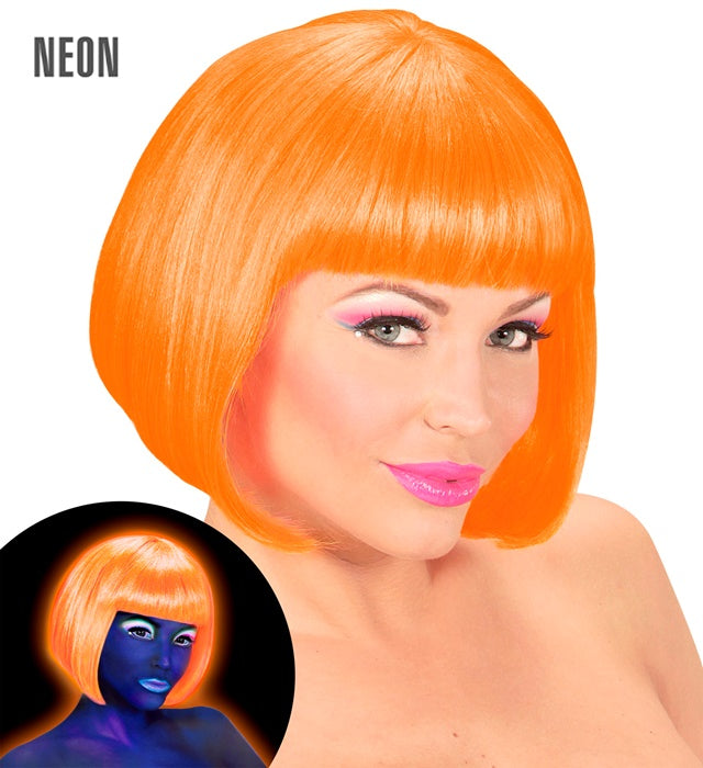 Neonorange Perücke Valentina auf weißem Hintergrund, leuchtendes Kostümzubehör für Fasnacht