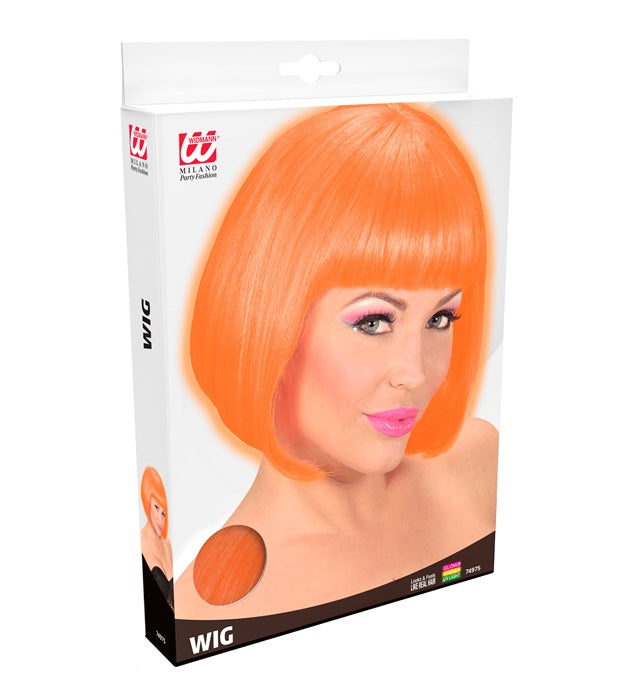 Neonorange Perücke Valentina auf weißem Hintergrund, leuchtendes Kostümzubehör für Fasnacht