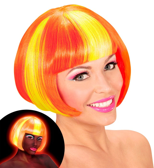 Perücke Valentina in leuchtendem Orange mit neongelben Strähnen auf einem weissen Hintergrund