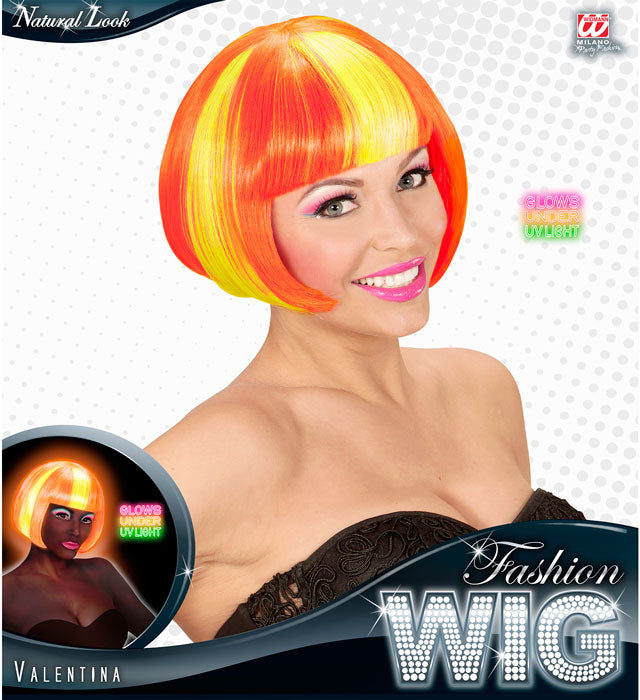 Perücke Valentina in leuchtendem Orange mit neongelben Strähnen auf einem weissen Hintergrund