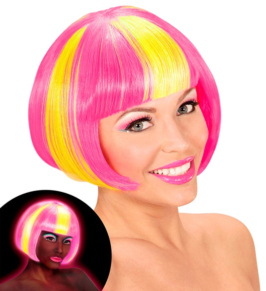 Neonpink Perücke mit neongelben Strähnen auf weißem Hintergrund