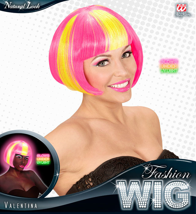 Neonpink Perücke mit neongelben Strähnen auf weißem Hintergrund