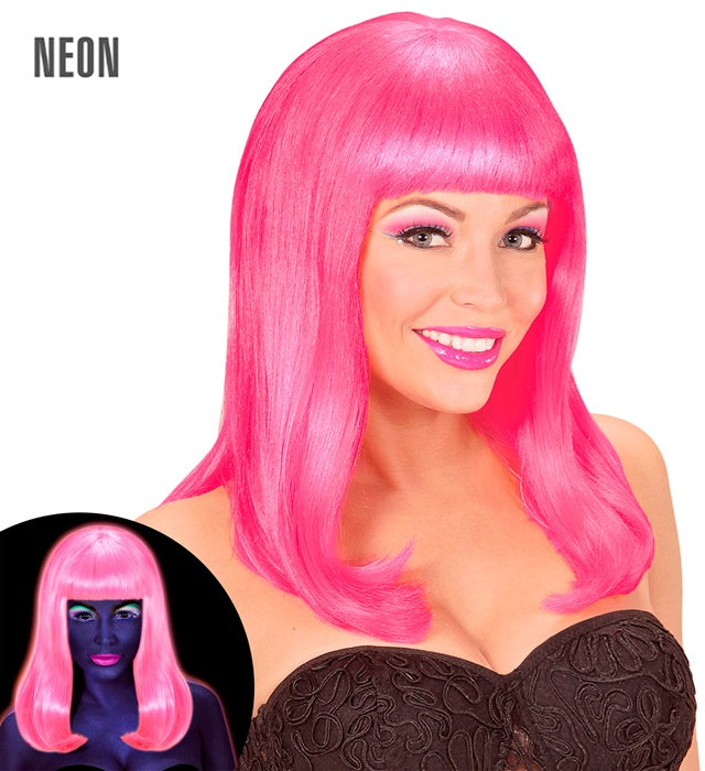 Neonpink leuchtende Perücke Patsy auf weißem Hintergrund