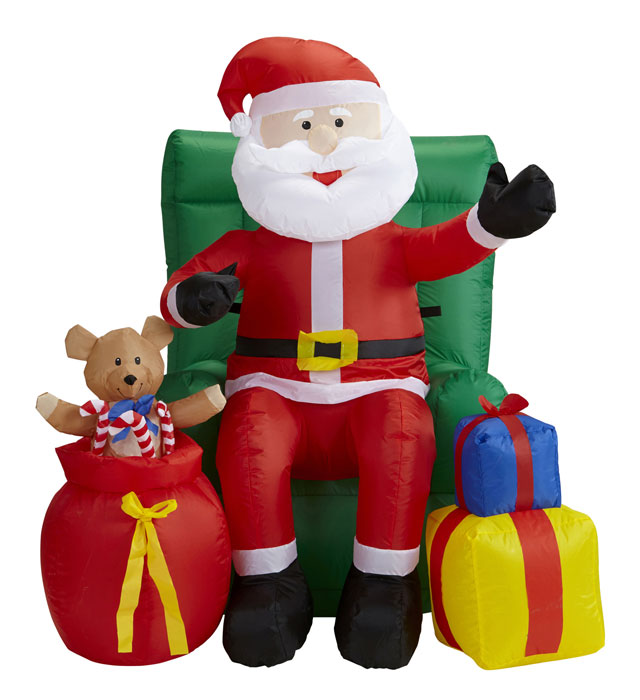 Aufblasbarer leuchtender Weihnachtsmann mit animiertem Kopf sitzt auf Sessel und hält Geschenke