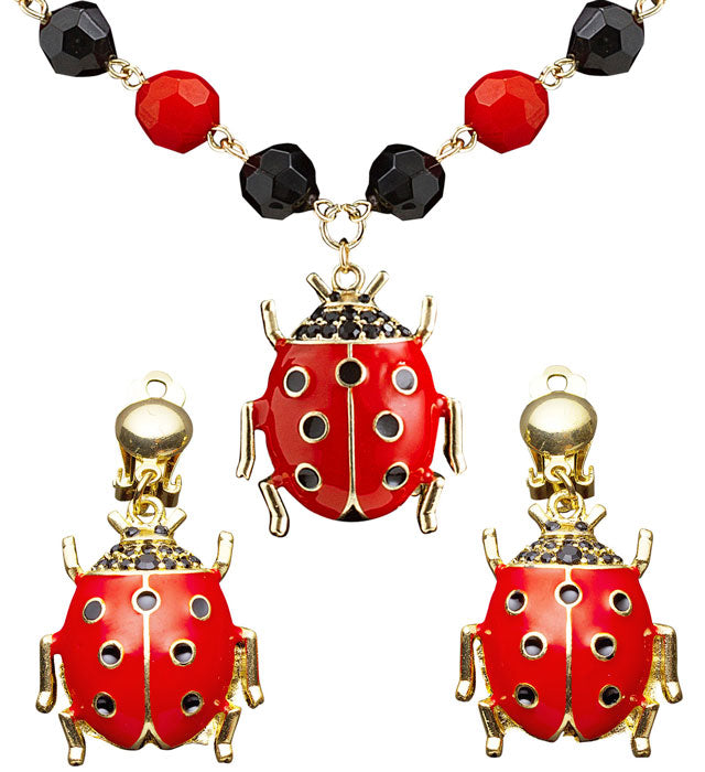 Schmuckset mit Marienkäfer-Kette und passenden Ohrringen auf weißem Hintergrund
