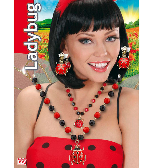 Schmuckset mit Marienkäfer-Kette und passenden Ohrringen auf weißem Hintergrund