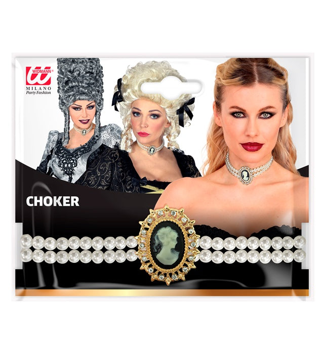 Perlenkette mit klassischem Kamee-Anhänger vor dunklem Hintergrund