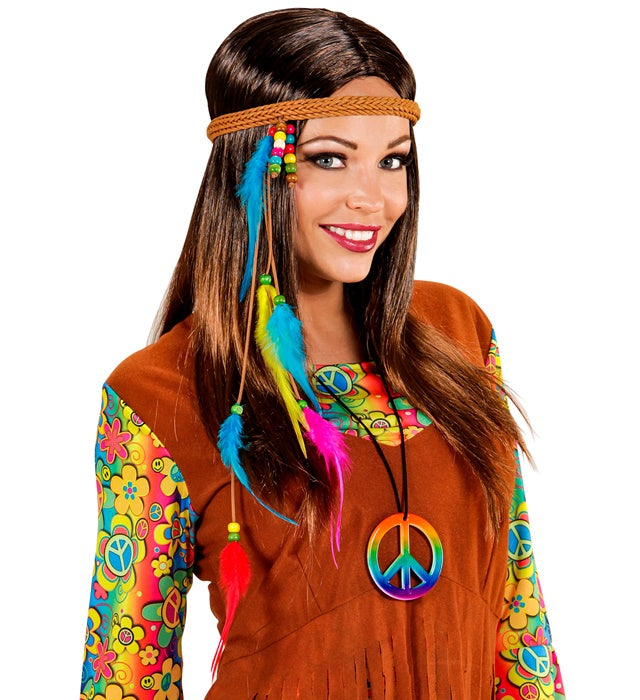 Hippie Stirnband mit bunten Perlen und Federn auf hellem Hintergrund