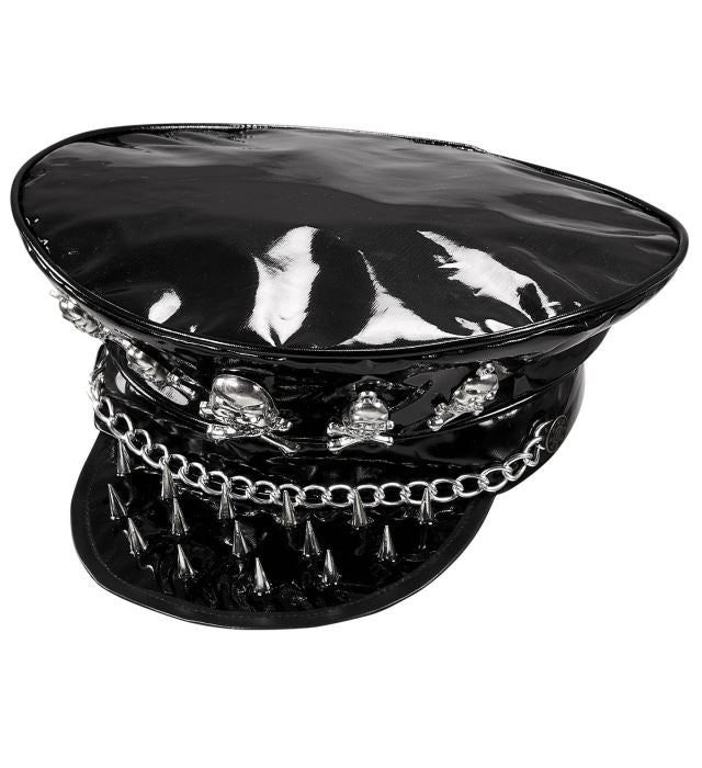 Rockermütze aus schwarzem Vinyl mit Nieten, Totenköpfen und Kette als Fasnacht Accessoire