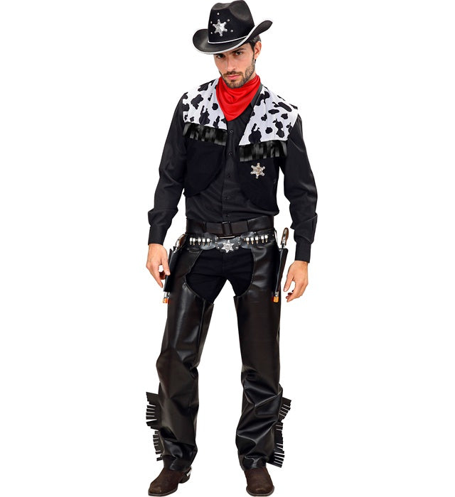 Cowboy-Kostüm-Set mit Weste, Chaps, Gürtel und rotem Bandana auf neutralem Hintergrund