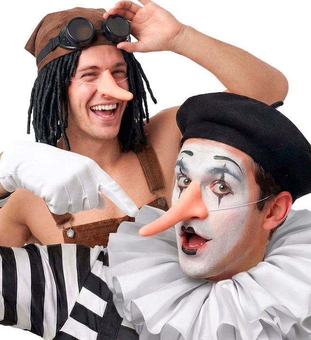 Lange Nase als Fasnacht Kostümzubehör auf weißem Hintergrund