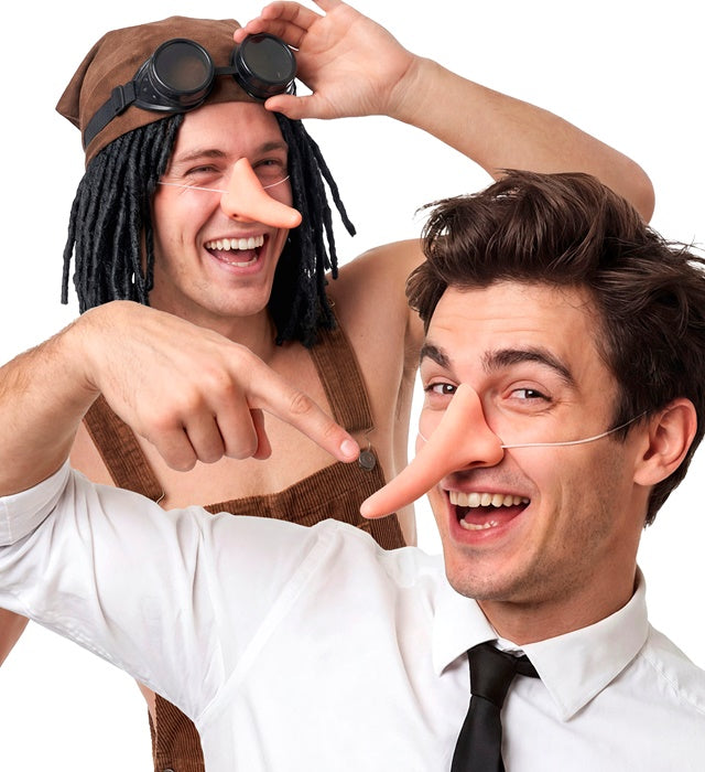 Lange Nase als Fasnacht Kostümzubehör auf weißem Hintergrund