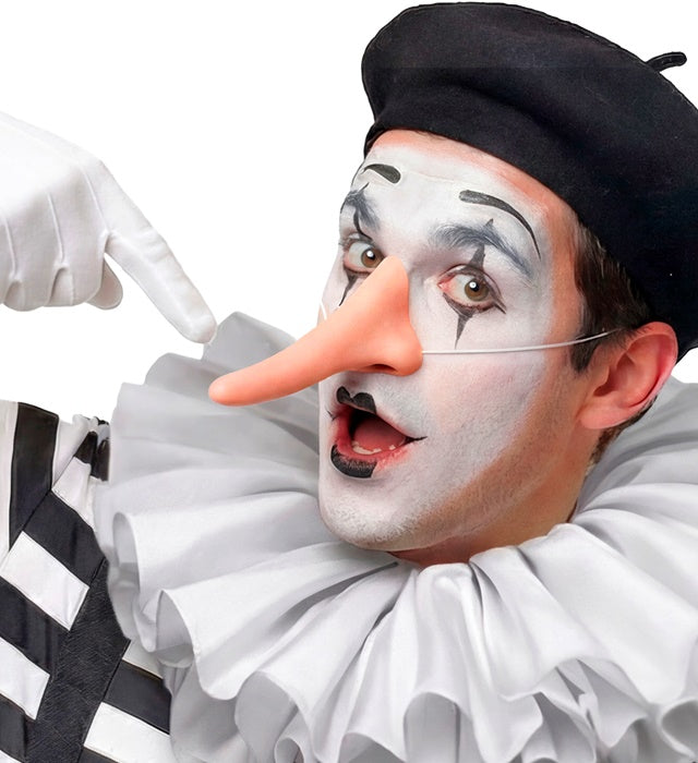 Lange Nase als Fasnacht Kostümzubehör auf weißem Hintergrund