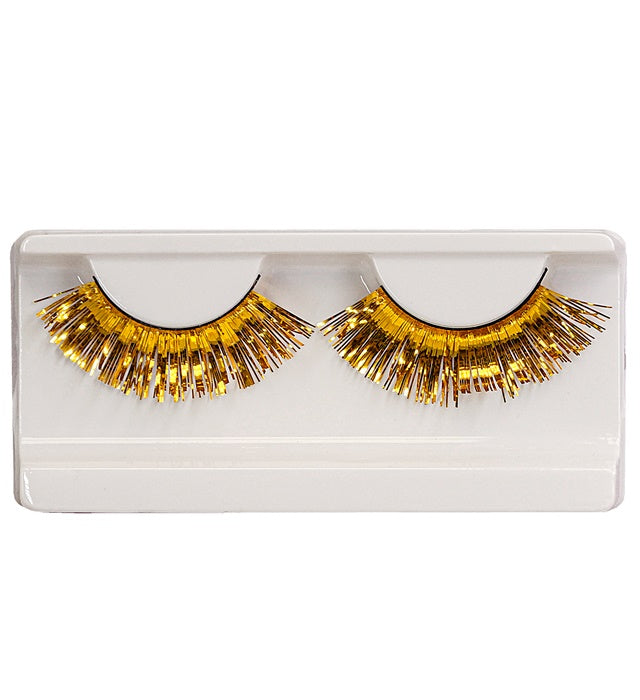 Goldmetallische künstliche Wimpern mit Kleber in Glasflasche auf weißem Hintergrund