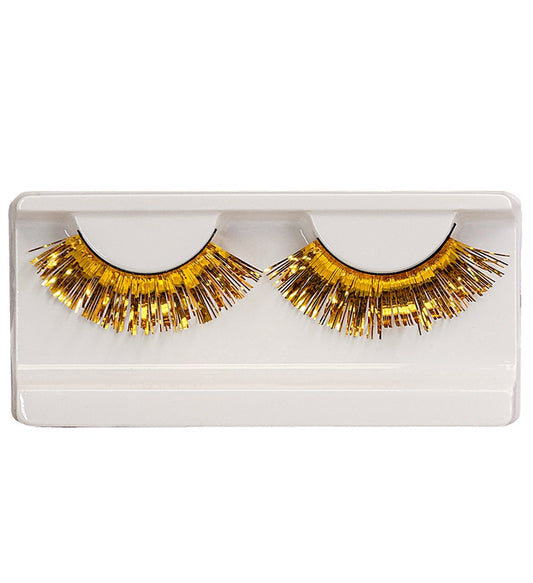 Goldmetallische künstliche Wimpern mit Kleber in Glasflasche auf weißem Hintergrund