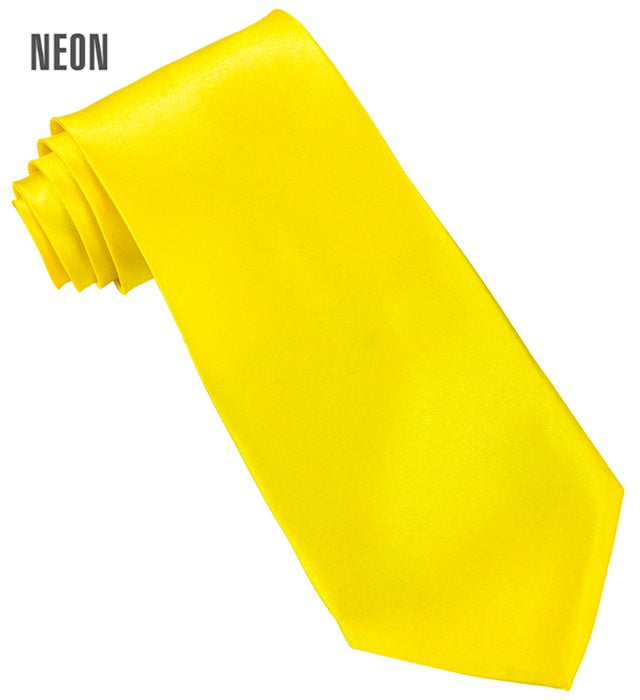 Neon gelbe Satin-Krawatte auf weißem Hintergrund