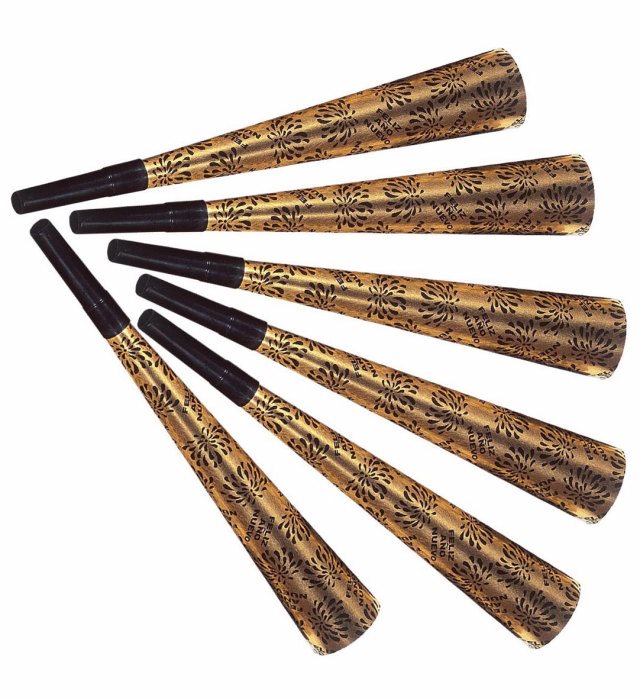 Set mit 6 goldenen Party-Trompeten 25 cm auf weißem Hintergrund