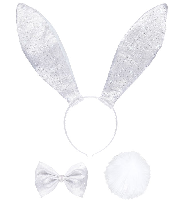 Weißes Hasen Dress-up Set mit Ohren, Fliege und Schwanz auf weißem Hintergrund