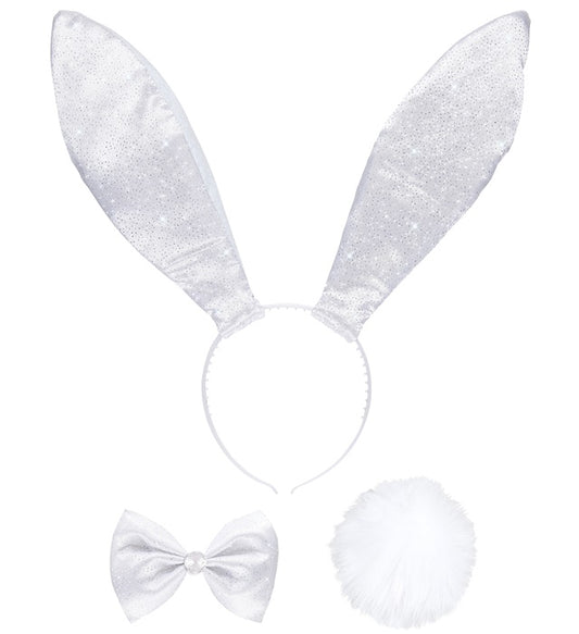 Weißes Hasen Dress-up Set mit Ohren, Fliege und Schwanz auf weißem Hintergrund