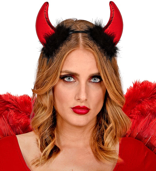 Metallic-rote Hörner mit Marabou-Federn und glänzenden Lametta-Fäden als Kostümzubehör