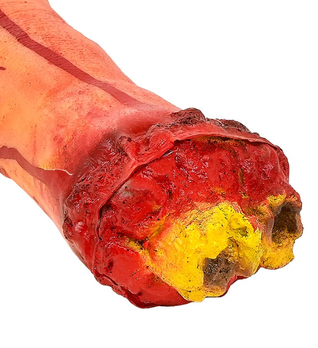 Lebensgroße abgehackte Hand aus Kunststoff in 32 cm Länge als Halloween-Deko