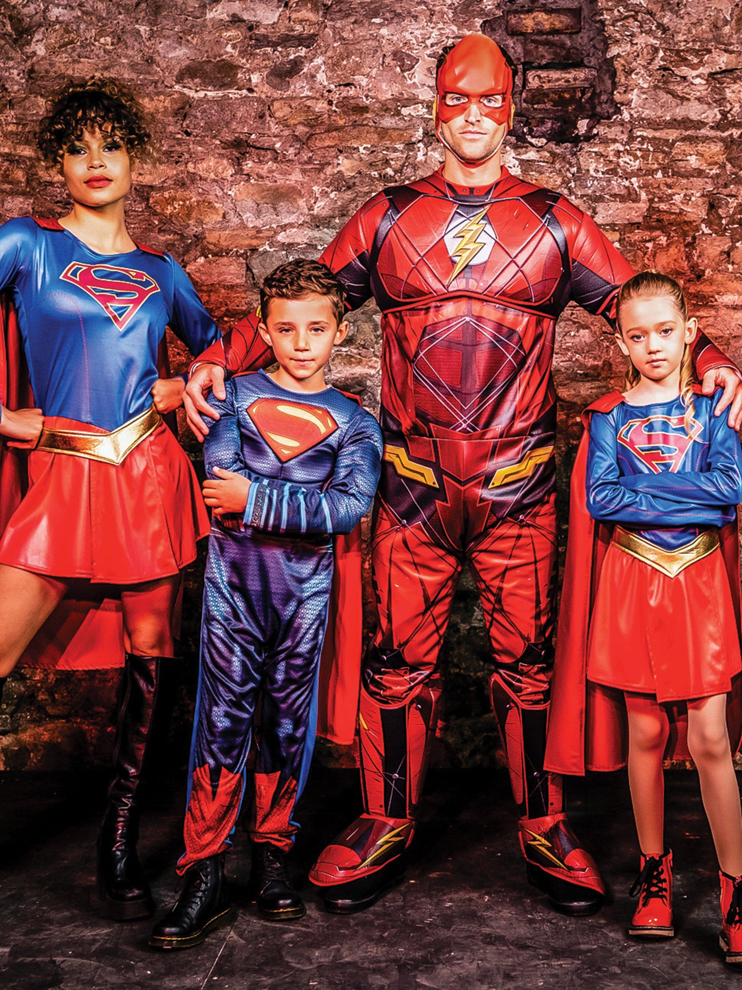 The Flash Deluxe Kostüm von Rubies für Herren mit gepolstertem Overall und Maske – Detailansicht