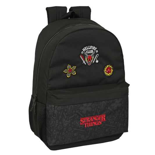 Schwarzer Stranger Things Schulrucksack aus Polyester mit mehreren Taschen und Reißverschluss.