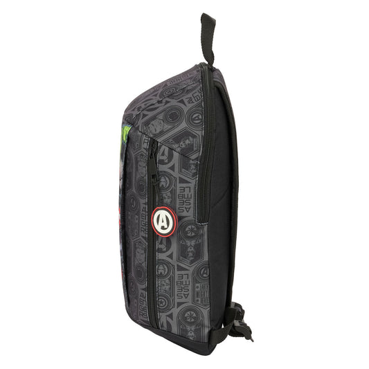 Schwarzer Avengers Rucksack mit ergonomischer Polsterung und verstellbaren Trägern, 22x39x10 cm.