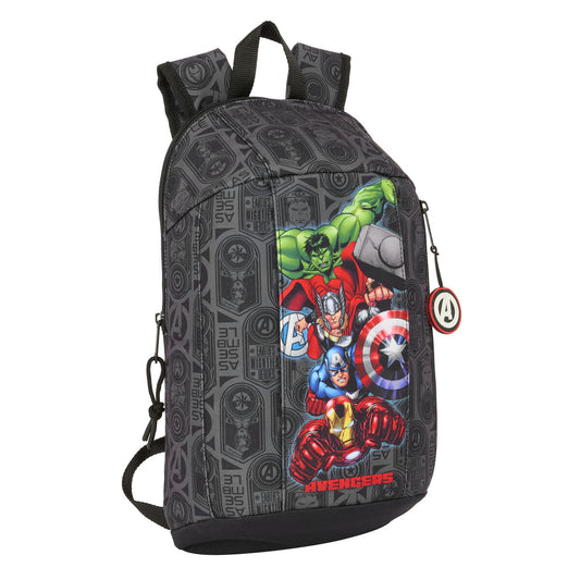 Schwarzer Rucksack von The Avengers mit verstellbaren Trägern und praktischer Vordertasche.