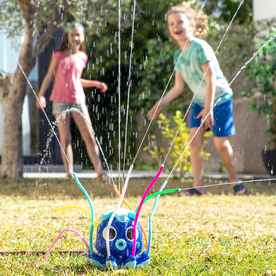 Octodrop Wassersprinkler-Spielzeug von InnovaGoods im Garten – Produktansicht
