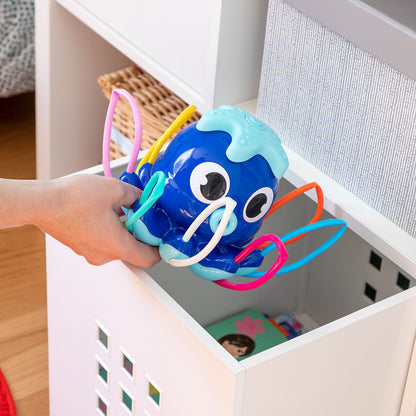Octodrop Wassersprinkler-Spielzeug von InnovaGoods im Garten – Seitenansicht