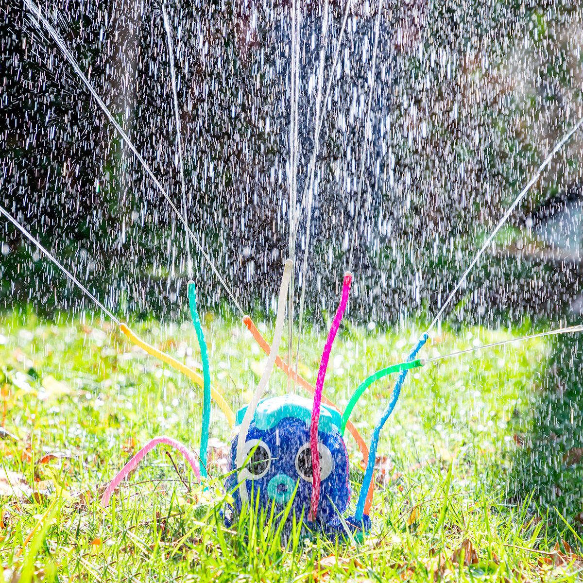 Octodrop Wassersprinkler-Spielzeug von InnovaGoods im Garten – Anwendungsansicht