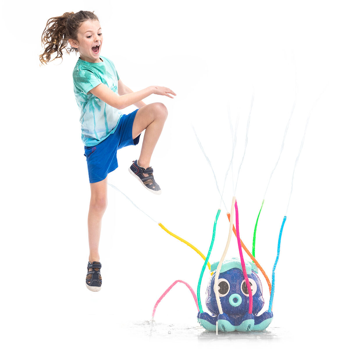 Octodrop Wassersprinkler-Spielzeug von InnovaGoods im Garten – Detailansicht
