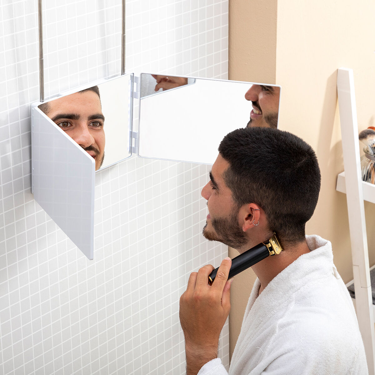 SelfKut Badezimmerspiegel von InnovaGoods mit LED-Licht und 360°-Sicht – Produktansicht