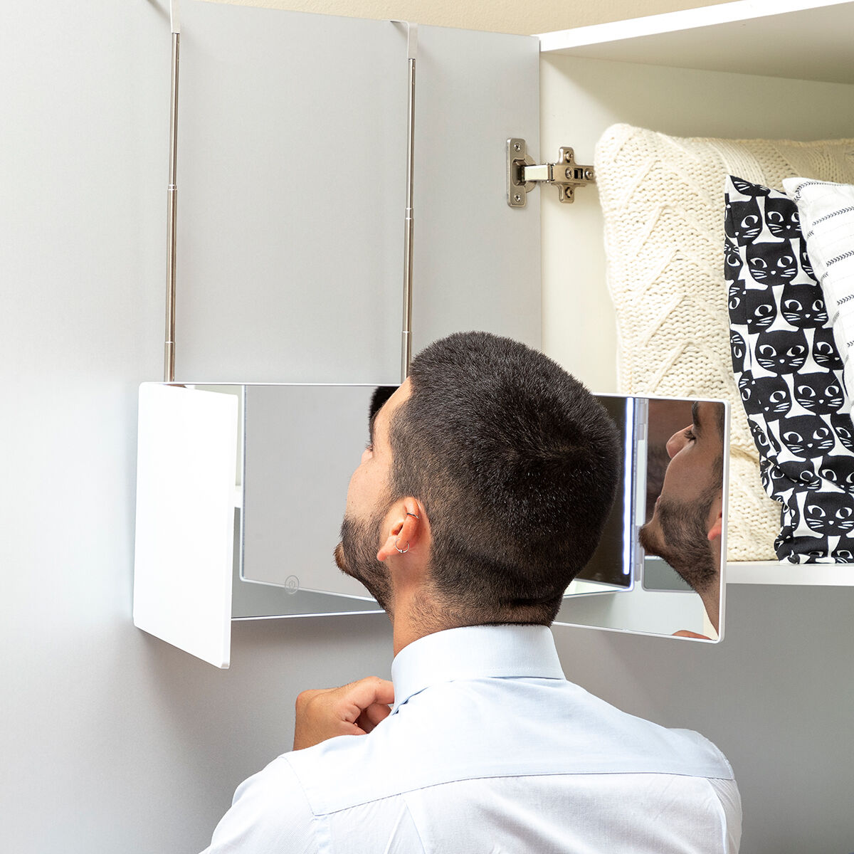 SelfKut Badezimmerspiegel von InnovaGoods mit LED-Licht und 360°-Sicht – Anwendungsansicht