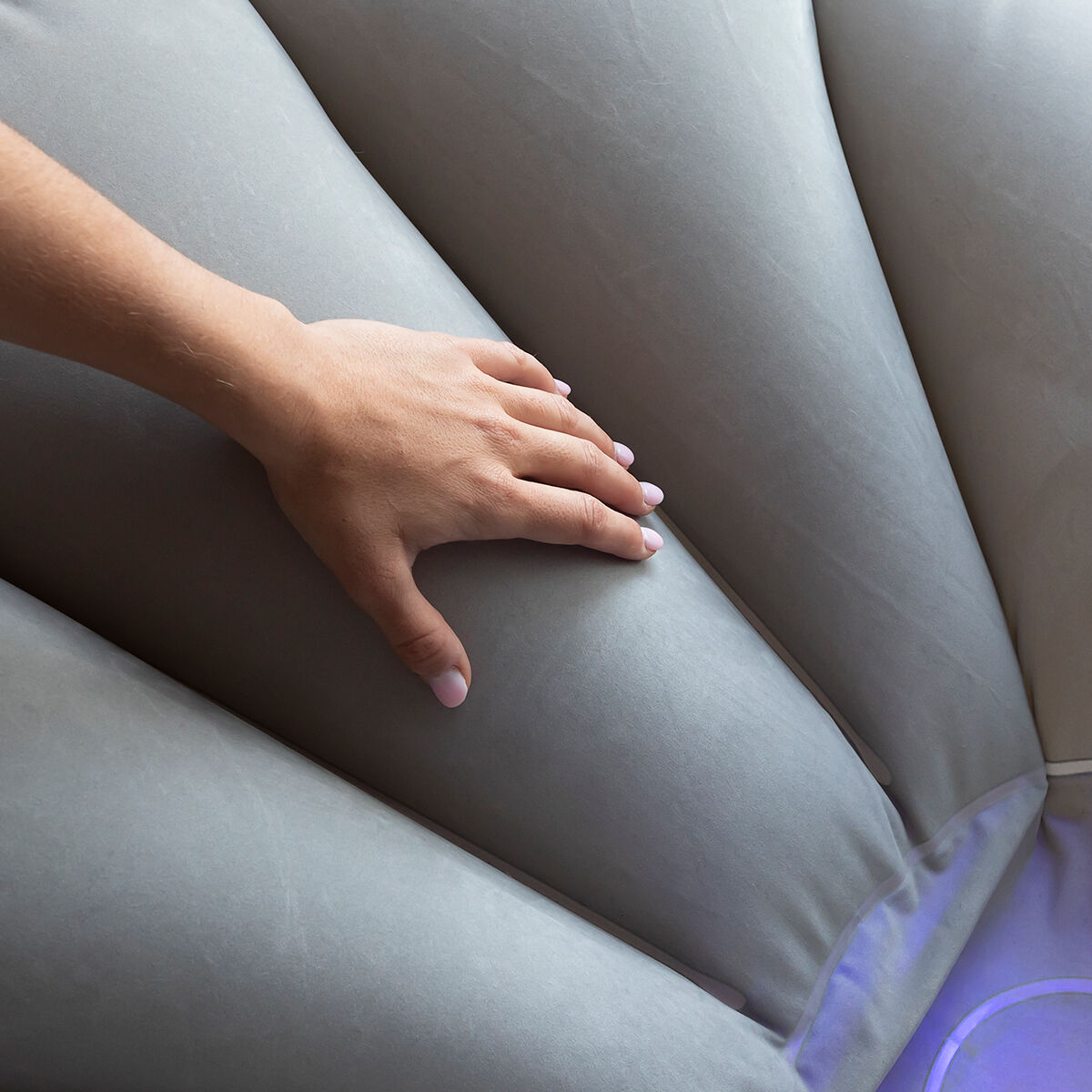 Aufblasbarer LED-Sessel Chight von InnovaGoods mit RGB-Beleuchtung und Fernbedienung – Seitenansicht