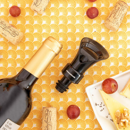 2-in-1 Weinbelüfter und Verschluss Wintopp von InnovaGoods in Schwarz – Anwendungsansicht