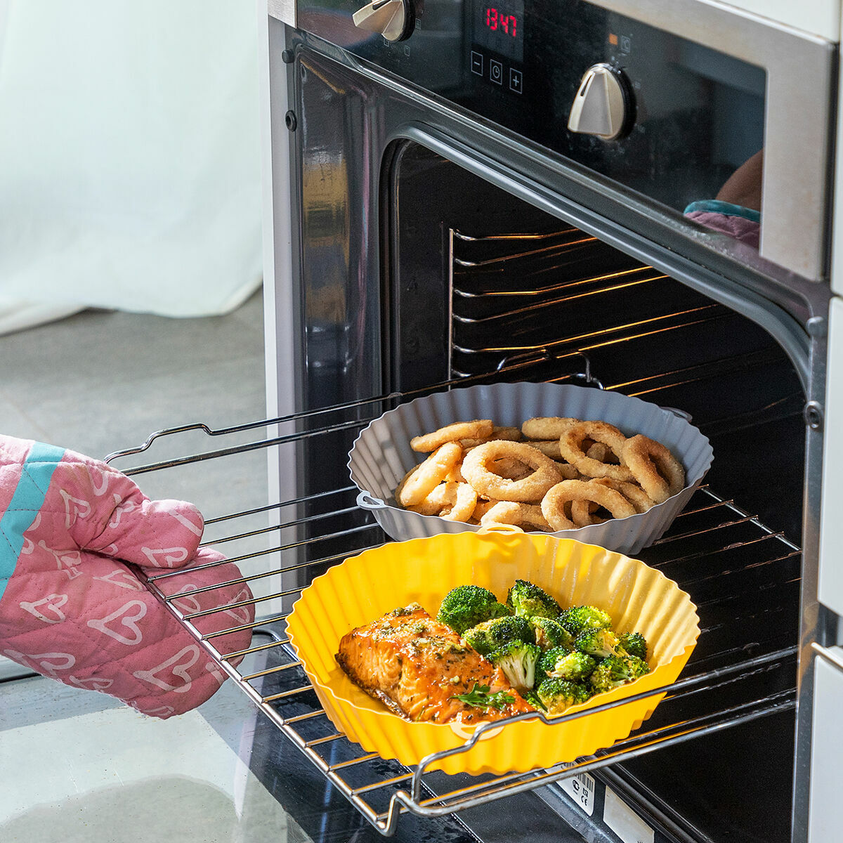 4er-Pack Silikonkörbe mit Griffen für Heissluftfritteuse und 2 Küchenpinsel InnovaGoods – Anwendungsansicht
