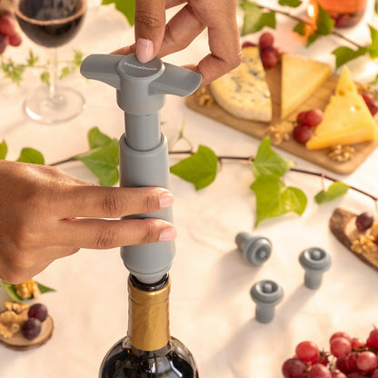 InnovaGoods Winuum Wein-Vakuumpumpe mit vier Vakuumverschlüssen in Grau – Produktansicht
