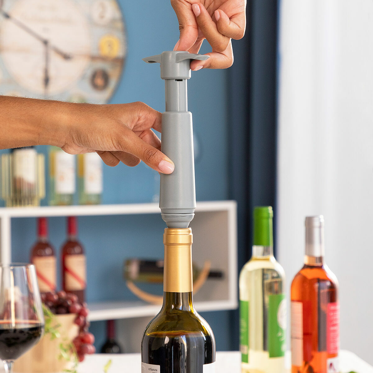 InnovaGoods Winuum Wein-Vakuumpumpe mit vier Vakuumverschlüssen in Grau – Anwendungsansicht