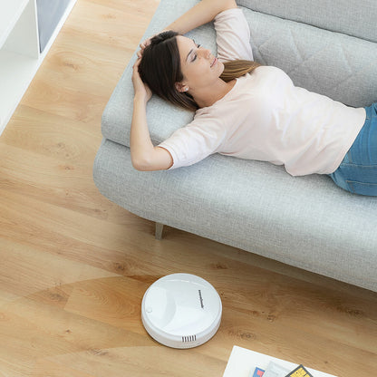 InnovaGoods intelligenter Staubsaugerroboter in Weiss mit USB-Ladekabel – Produktansicht