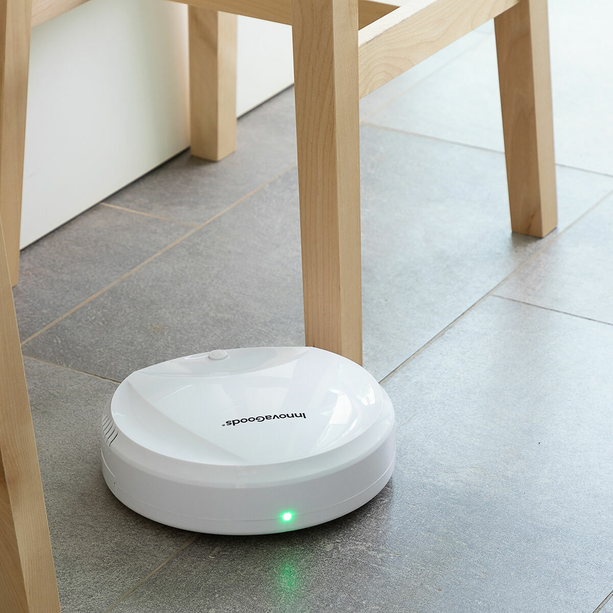 InnovaGoods intelligenter Staubsaugerroboter in Weiss mit USB-Ladekabel – Anwendungsansicht