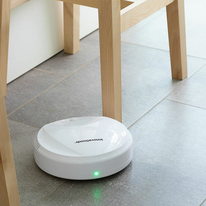 InnovaGoods intelligenter Staubsaugerroboter in Weiss mit USB-Ladekabel – Anwendungsansicht