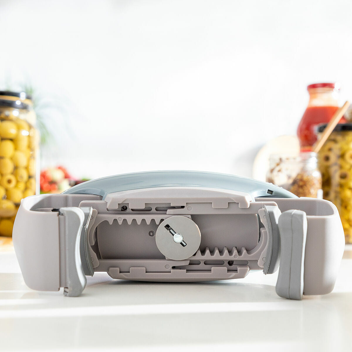Elektrischer Gläser- und Dosenöffner Lloucan von InnovaGoods in Grau und Orange – Anwendungsansicht