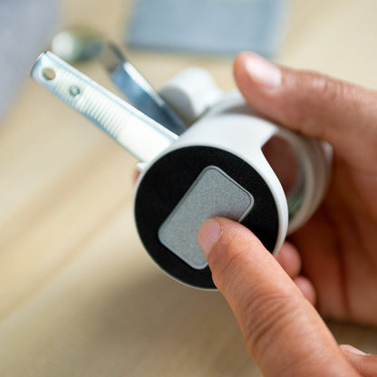 InnovaGoods Clail Nagelknipser mit LED-Licht, 8-facher Lupe und Metallfeile – Rückansicht