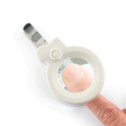 InnovaGoods Clail Nagelknipser mit LED-Licht, 8-facher Lupe und Metallfeile – Detailansicht
