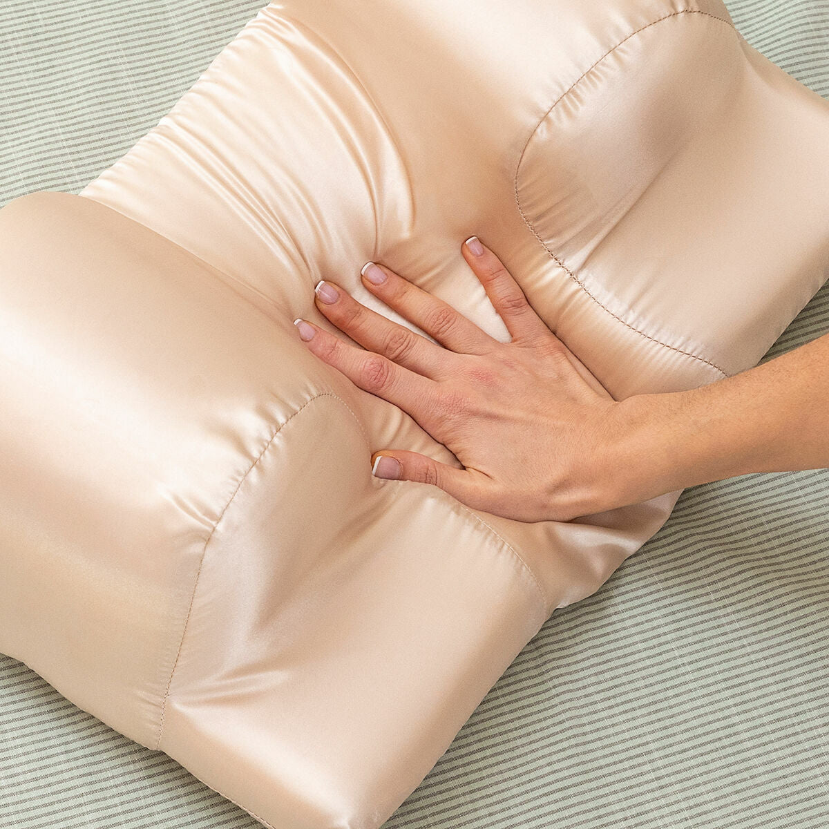 Anti-Falten-Nackenkissen Youthlow mit Satinbezug von InnovaGoods in Beige – Ansicht 8